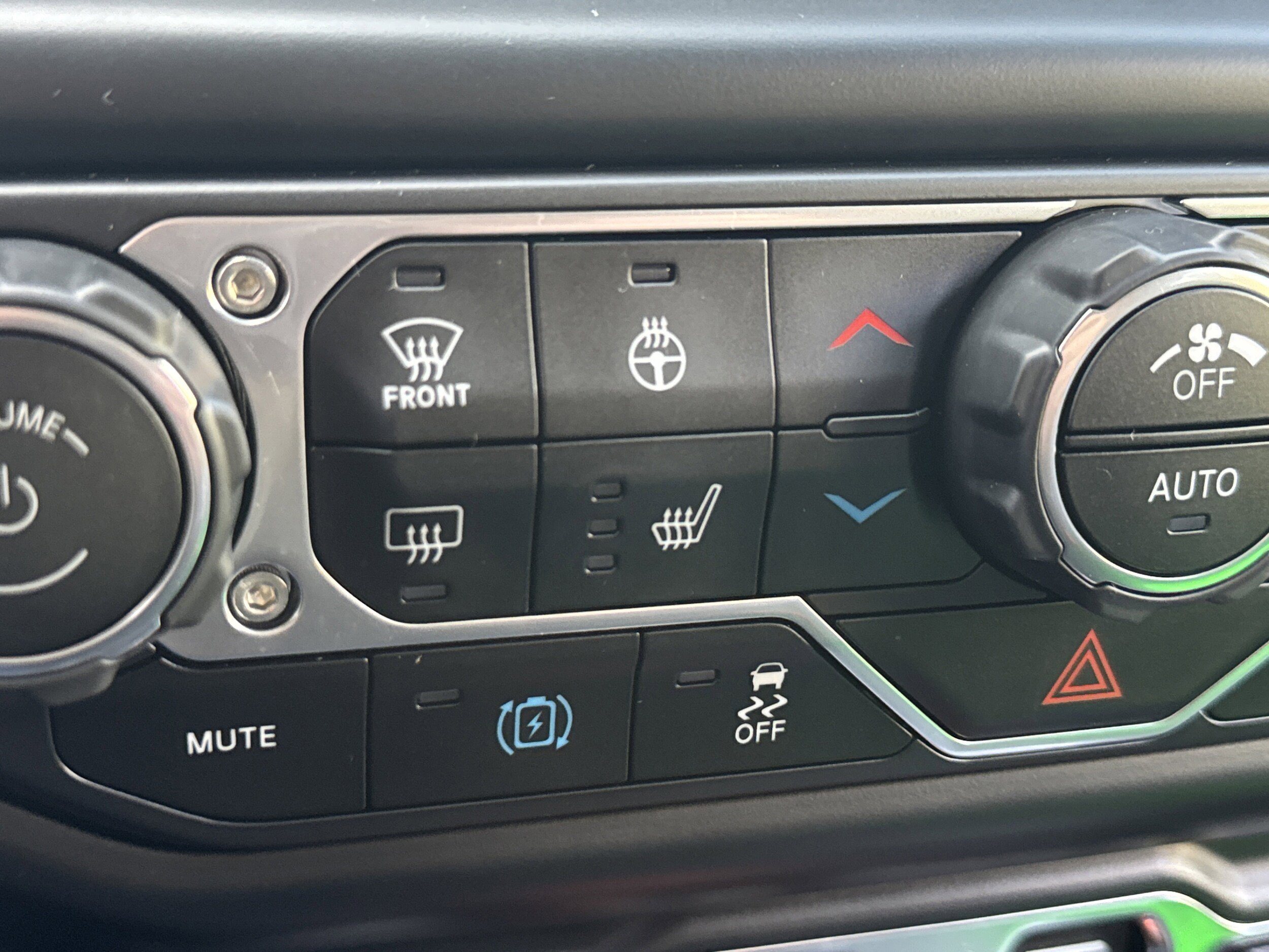 Used 2021 Jeep Wrangler Sahara w/ Cold Weather Group image 18