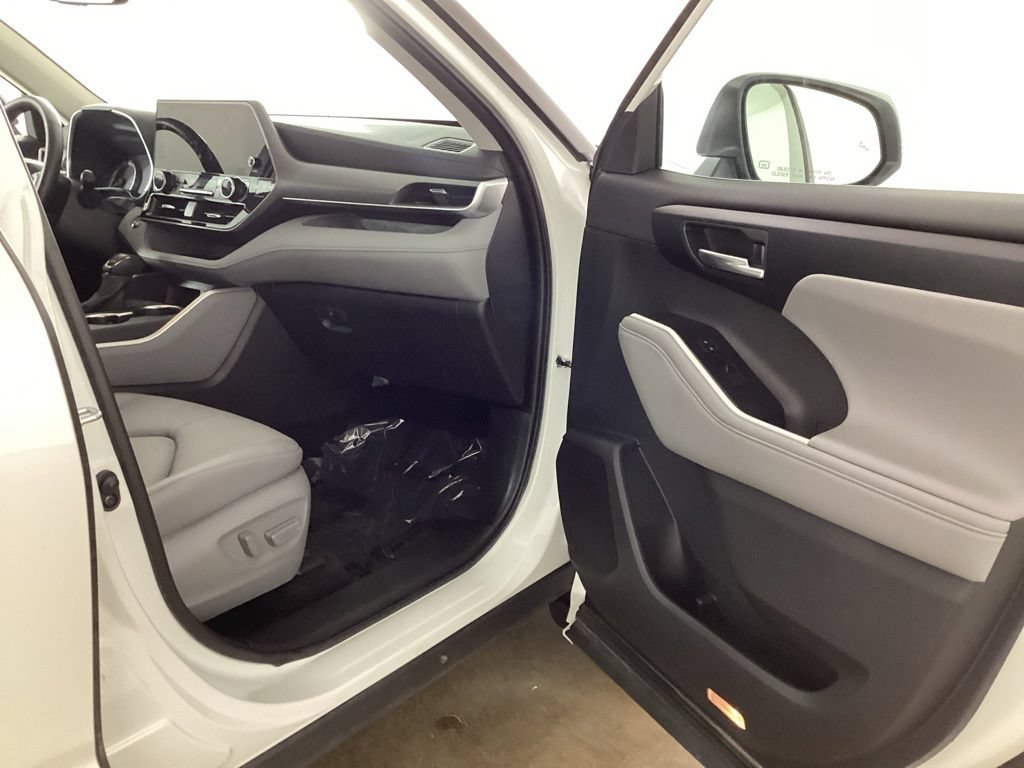 Used 2025 Toyota Highlander XLE AWD/4WD image 16