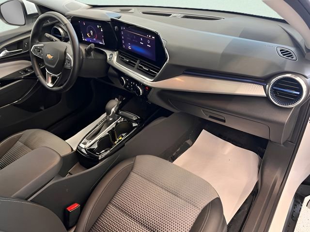 Used 2025 Chevrolet Trax LT w/ LT Convenience Package image 12