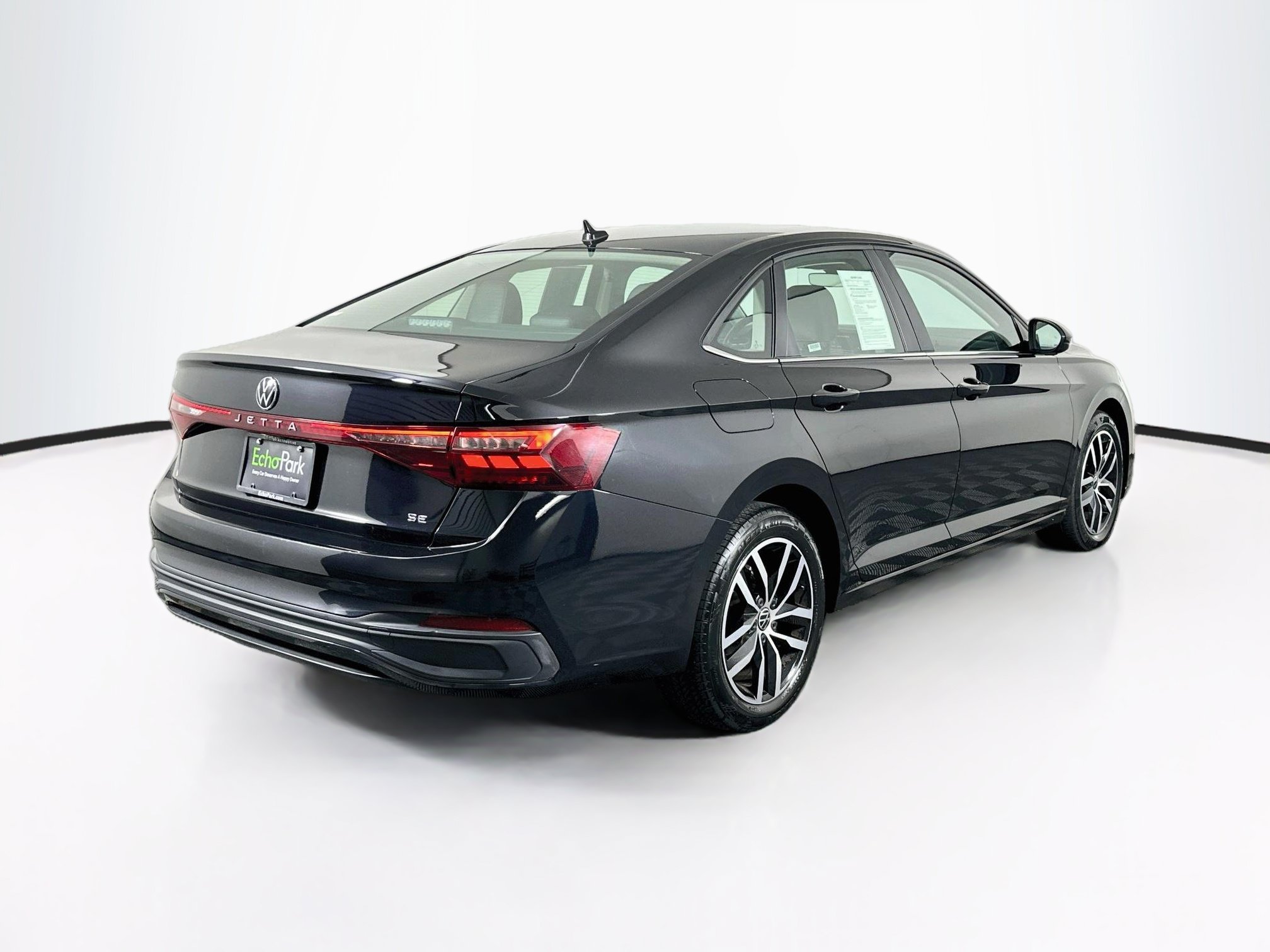 Used 2025 Volkswagen Jetta SE FWD image 9