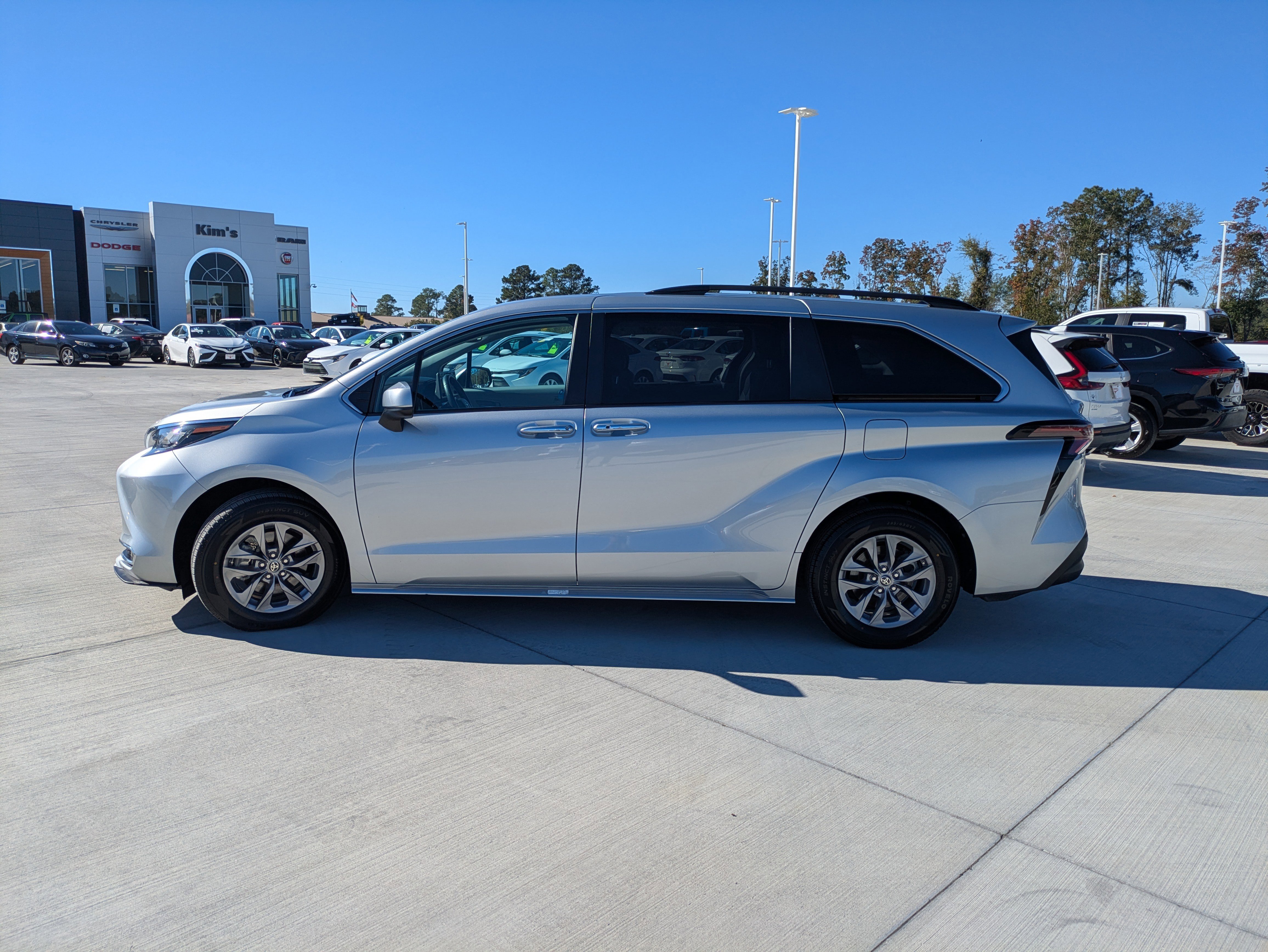 Certified 2023 Toyota Sienna XLE image 4