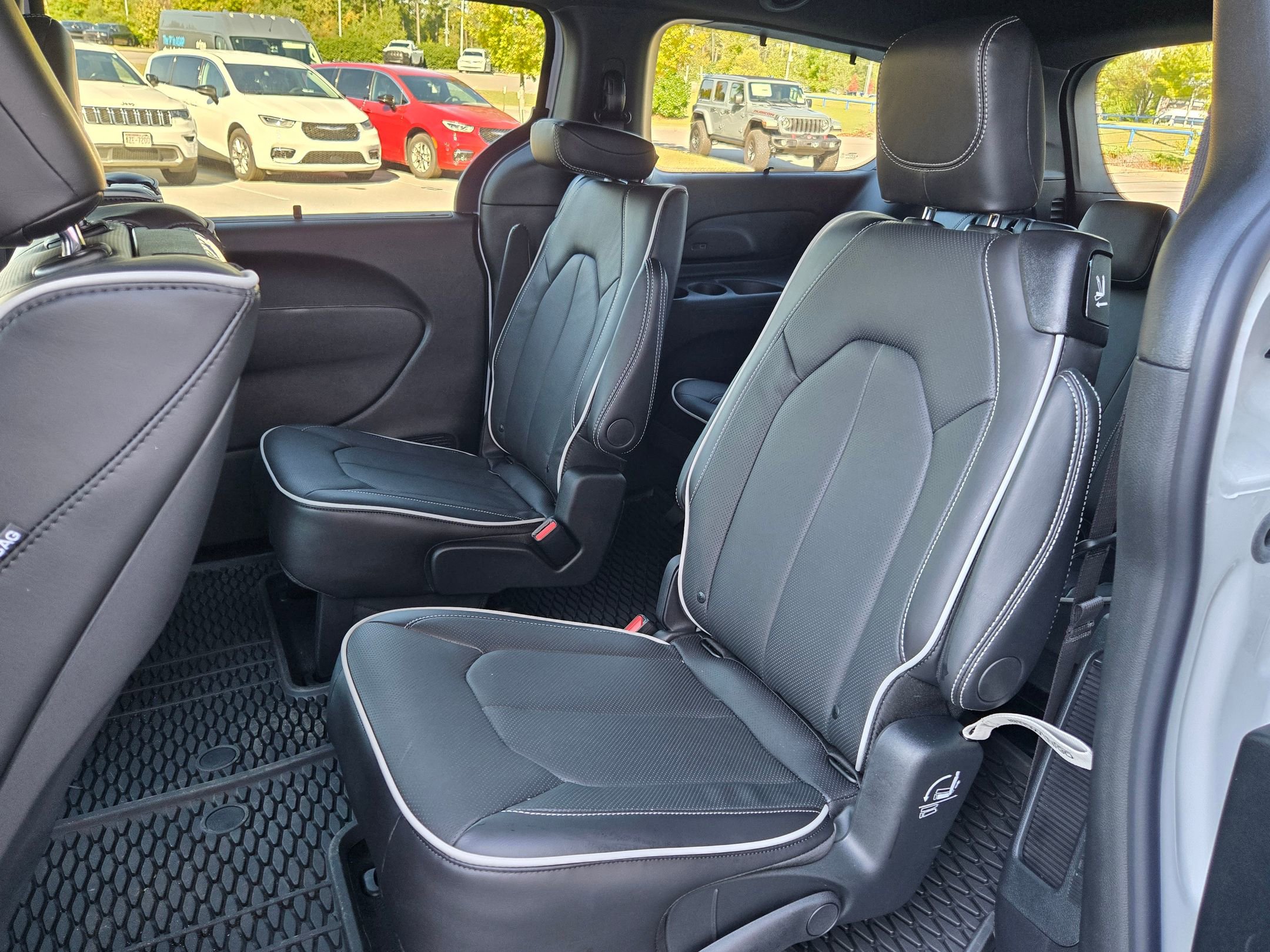 New 2026 Chrysler Pacifica Limited w/ Uconnect Theater Family Group image 21