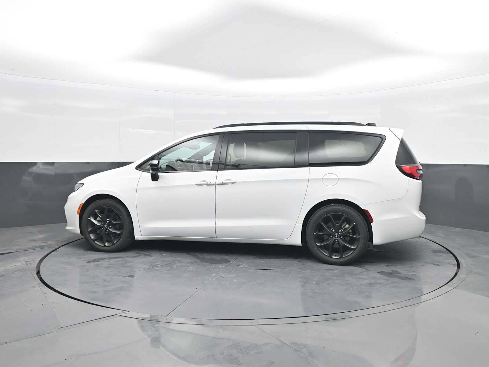 Used 2025 Chrysler Pacifica Limited FWD image 5