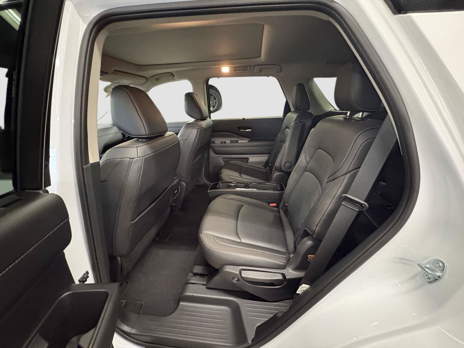 Used 2025 Nissan Pathfinder SL w/ SL Premium Package AWD/4WD image 24