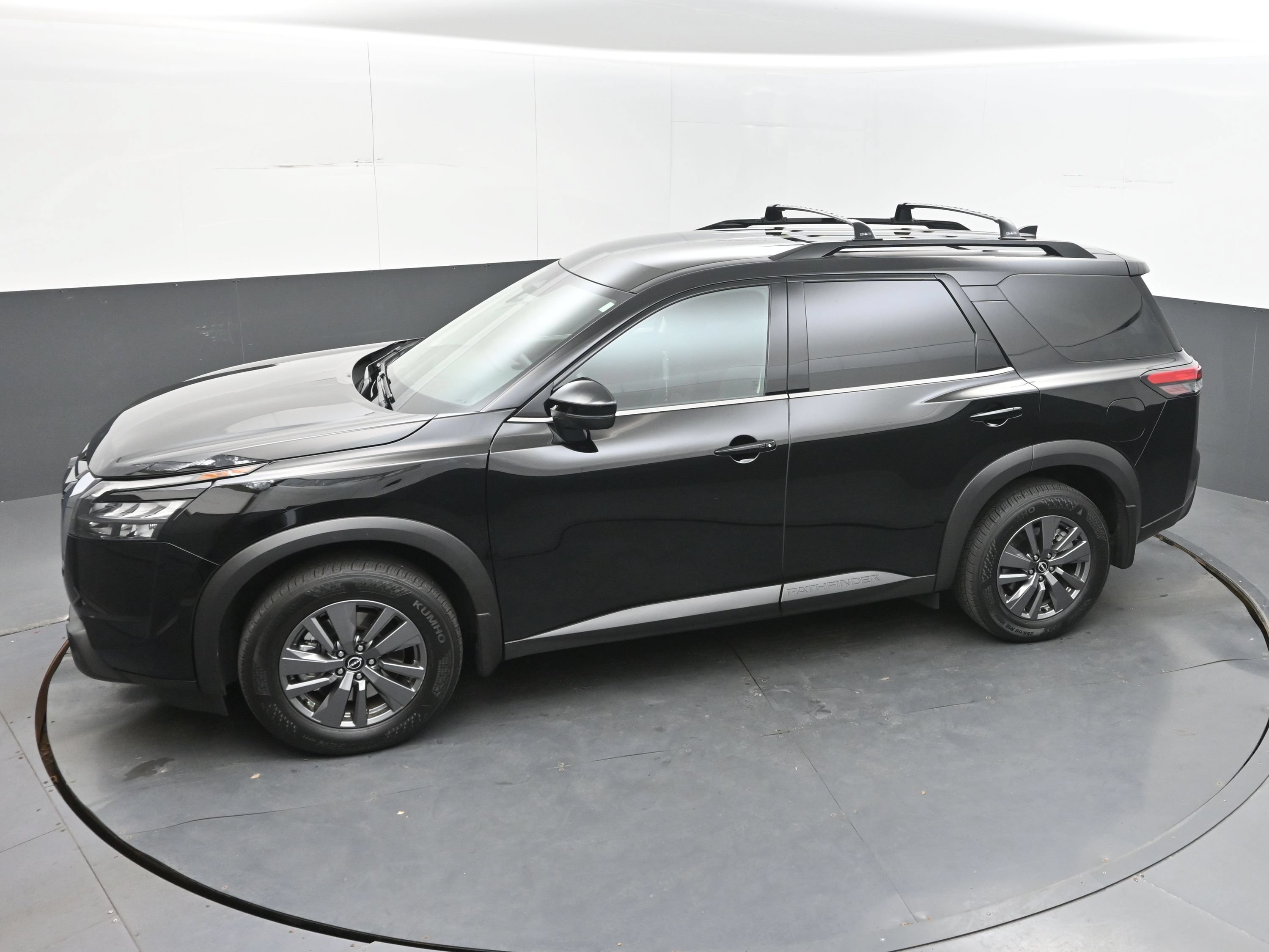 Used 2025 Nissan Pathfinder SV FWD image 33