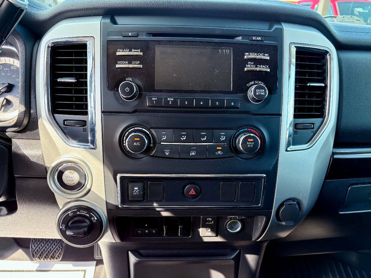Used 2018 Nissan Titan SV AWD/4WD image 14
