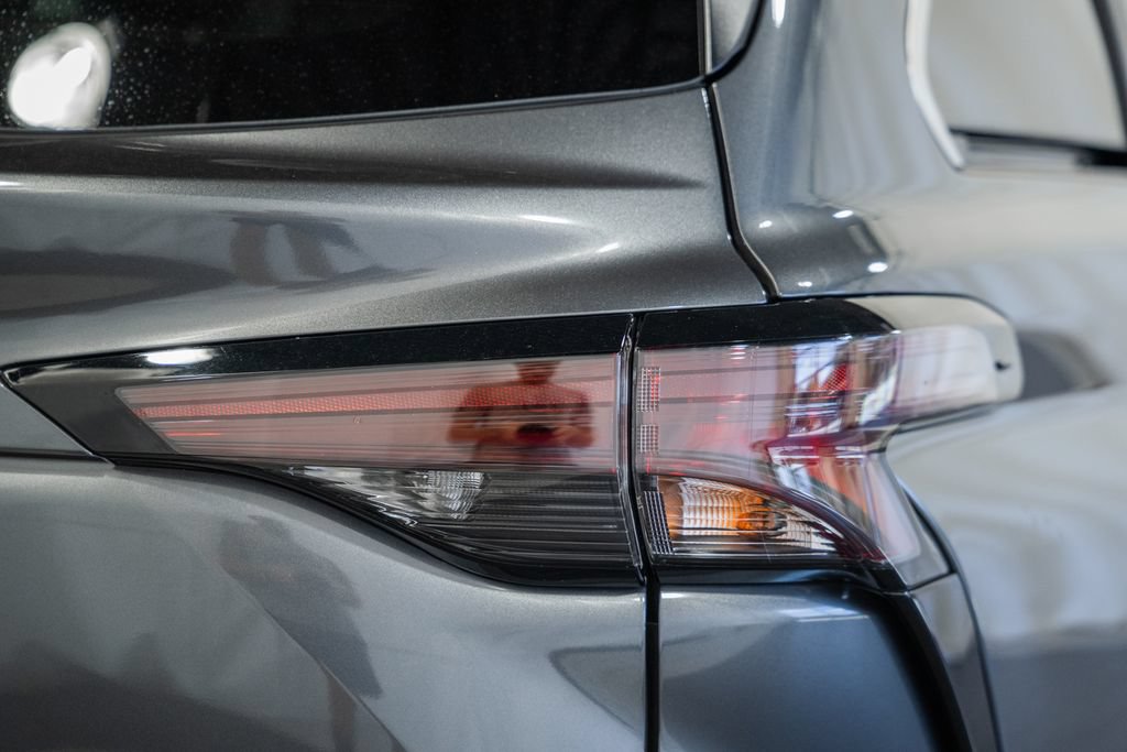 Used 2025 Toyota Sienna XLE FWD image 6