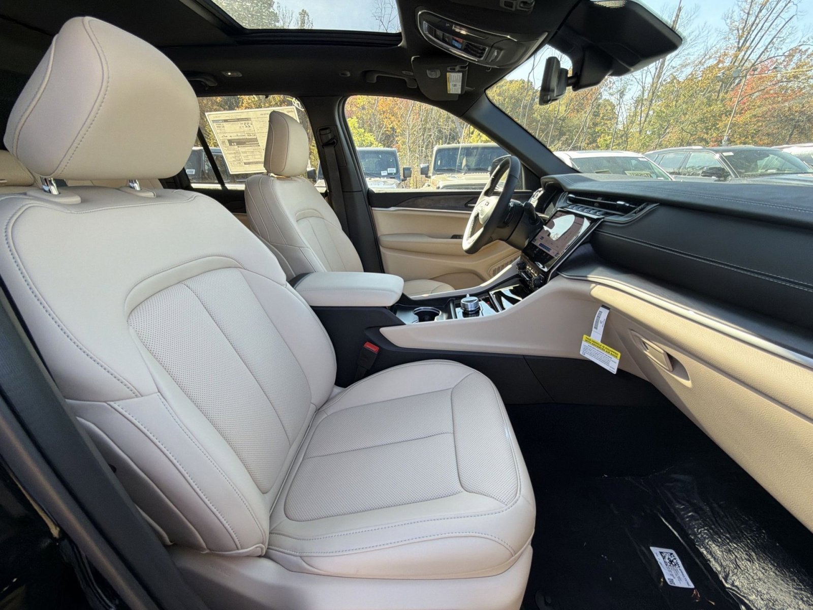 New 2025 Jeep Grand Cherokee Limited w/ Luxury Tech Group II image 27