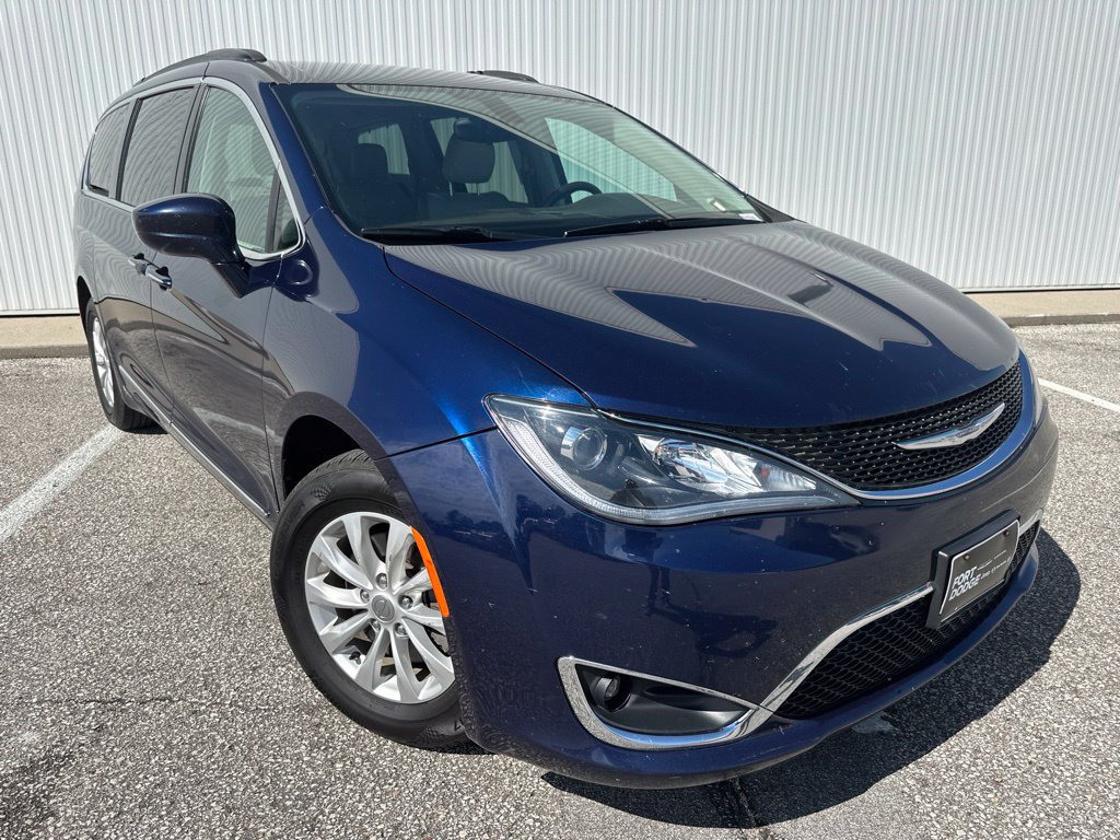 Used 2017 Chrysler Pacifica Touring-L FWD image 10
