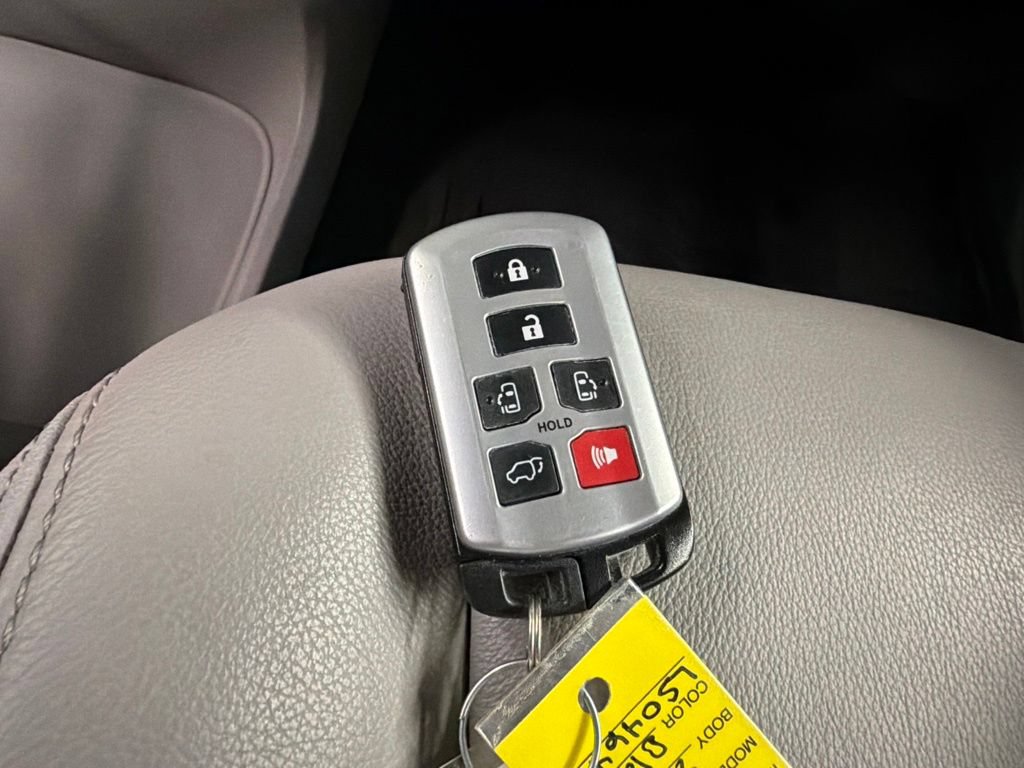 Used 2020 Toyota Sienna XLE Premium FWD image 40