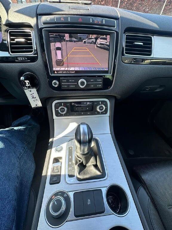 Used 2017 Volkswagen Touareg V6 image 16