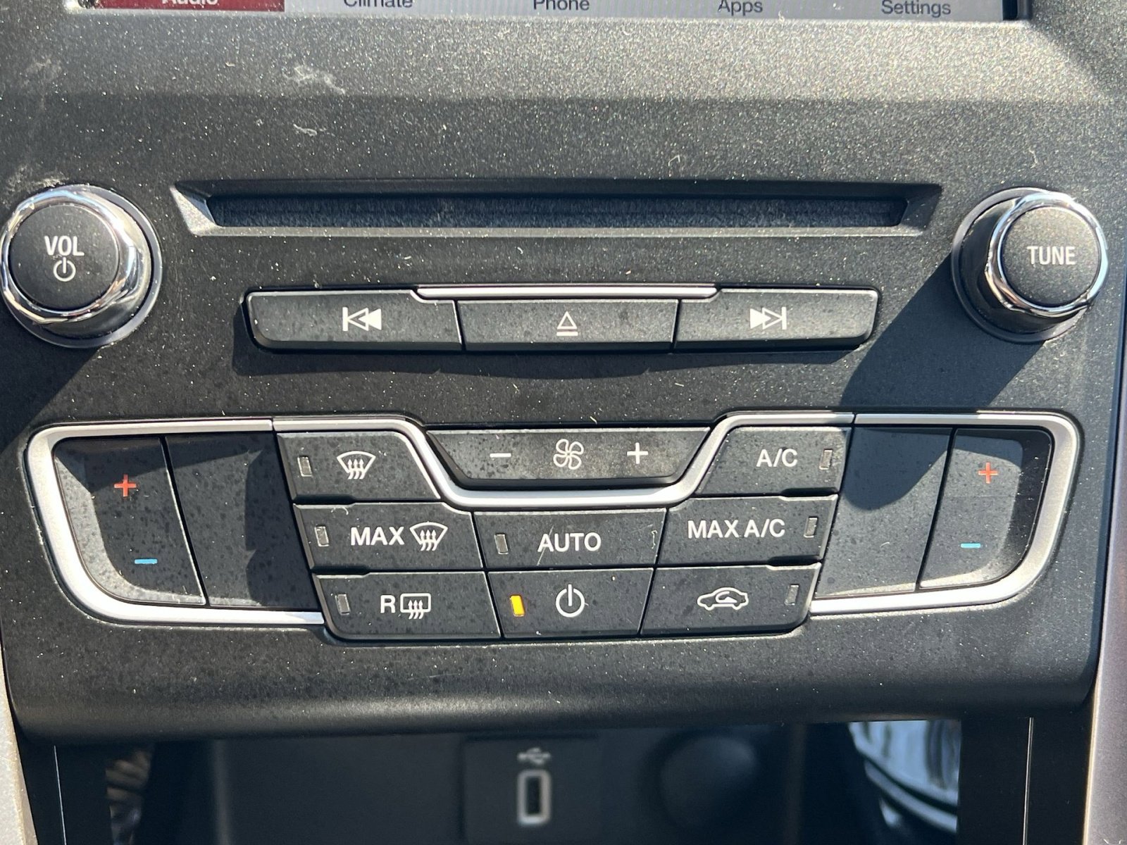Certified 2018 Ford Fusion SE FWD image 34
