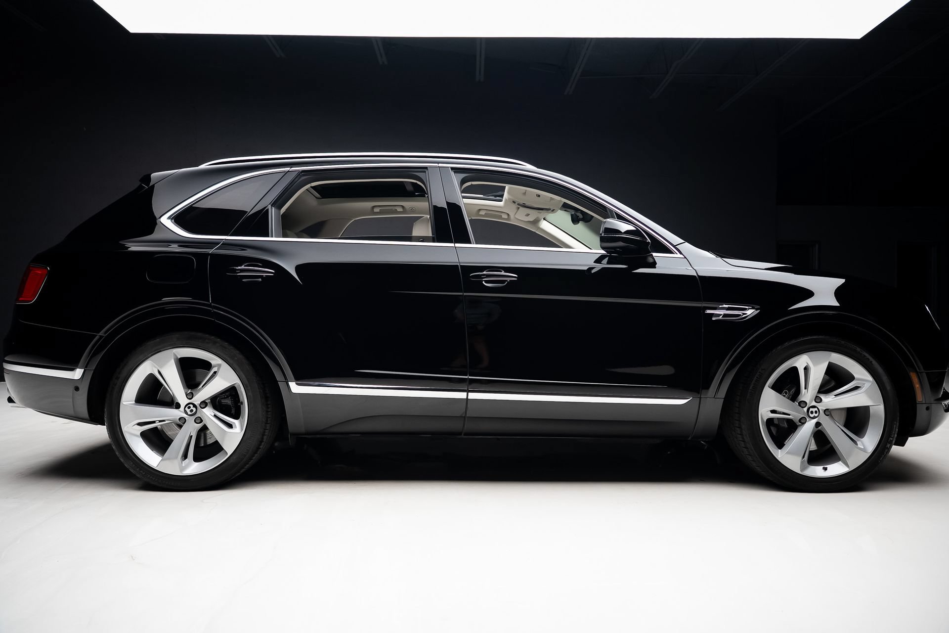 Used 2018 Bentley Bentayga AWD/4WD image 35