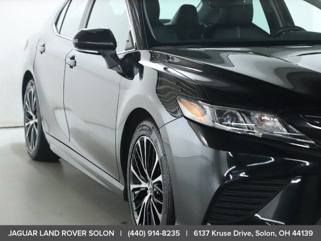 Used 2018 Toyota Camry SE w/ Moonroof Package FWD image 12