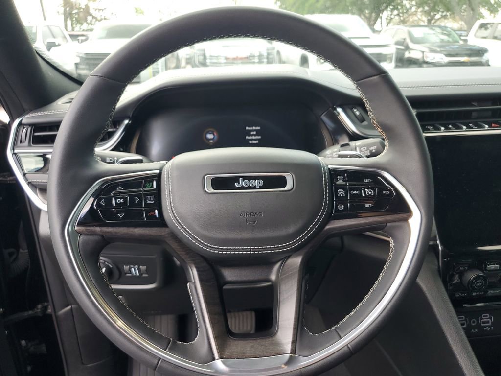 Used 2023 Jeep Grand Cherokee Overland AWD/4WD image 27