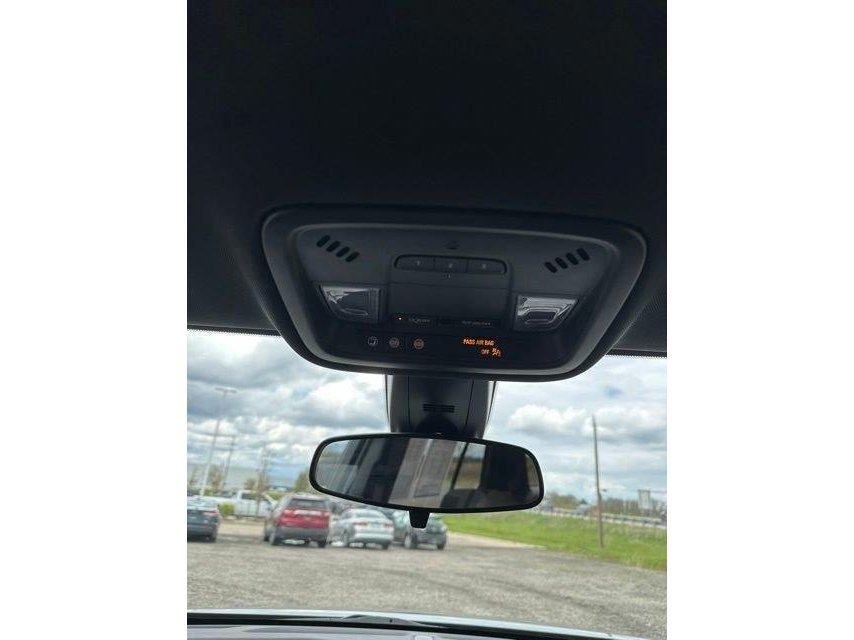 Used 2023 Chevrolet Traverse LT FWD image 32