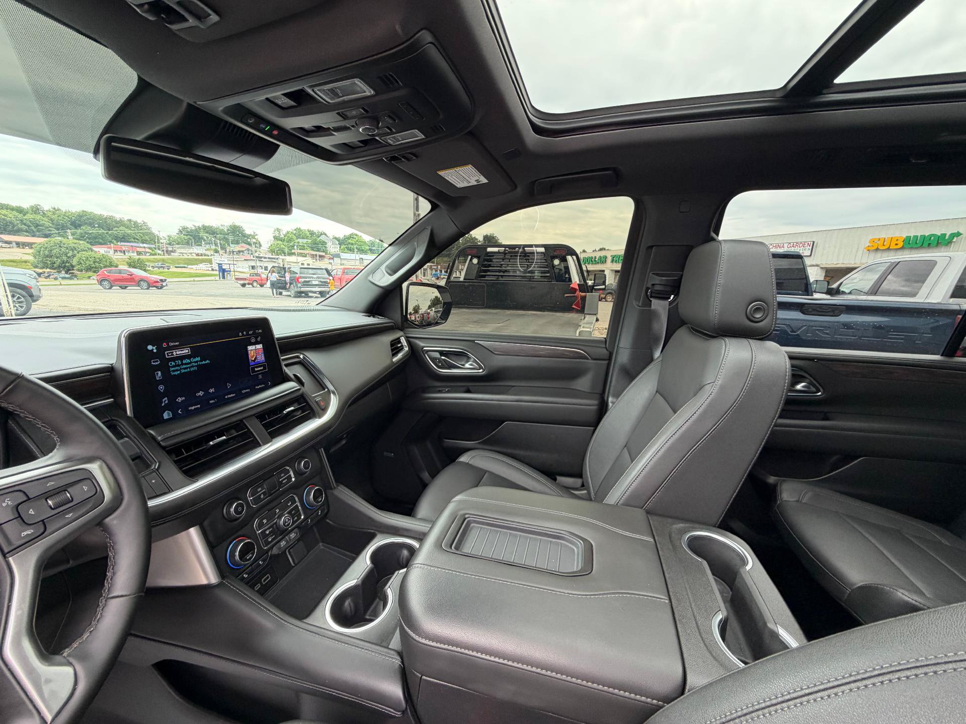 Used 2024 Chevrolet Suburban Z71 w/ Luxury Package AWD/4WD image 12