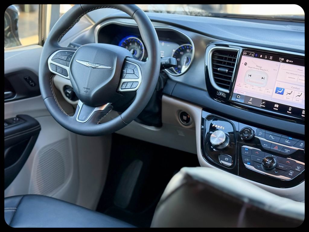 Used 2024 Chrysler Pacifica Touring-L image 23