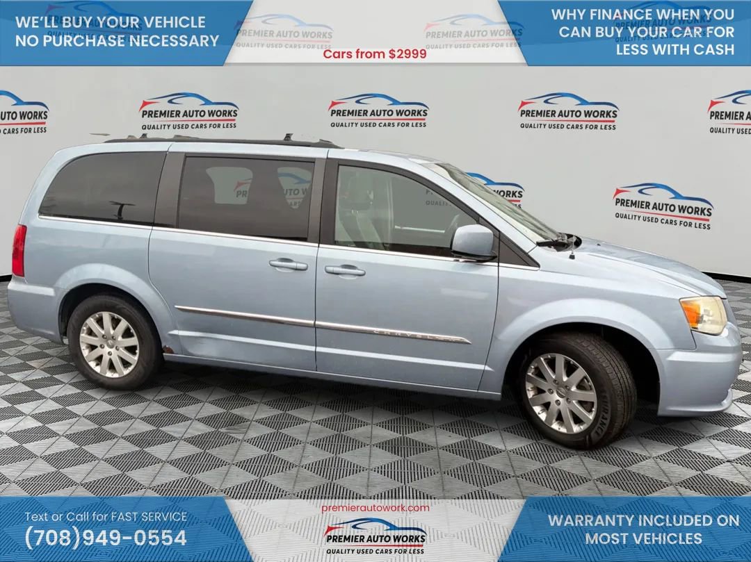 Used 2013 Chrysler Town & Country Touring image 8