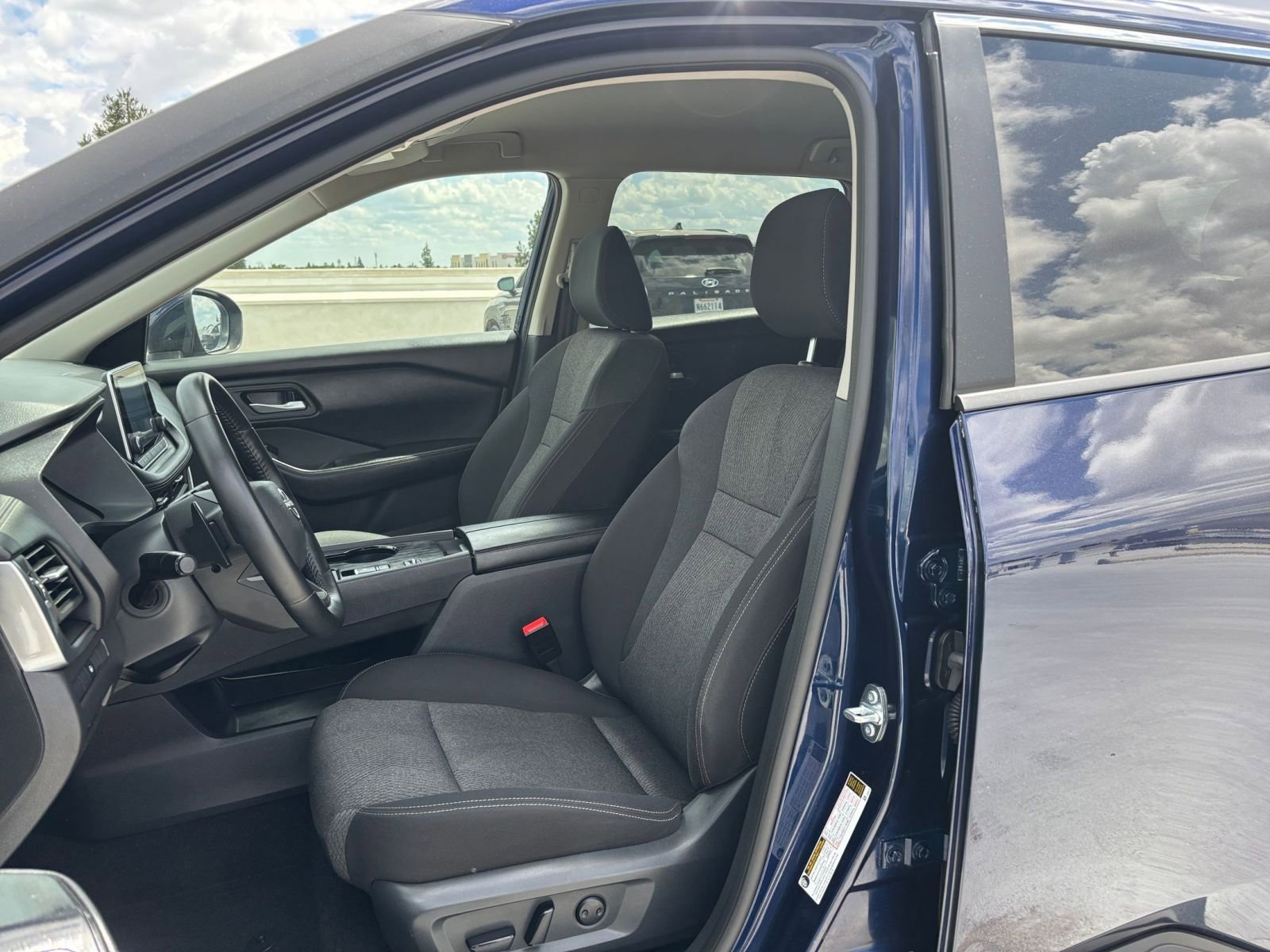 Used 2025 Nissan Rogue SV FWD image 28