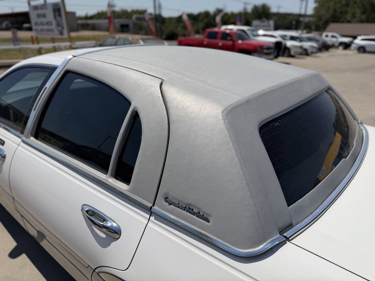 Used 2002 Lincoln Town Car Signature RWD image 9