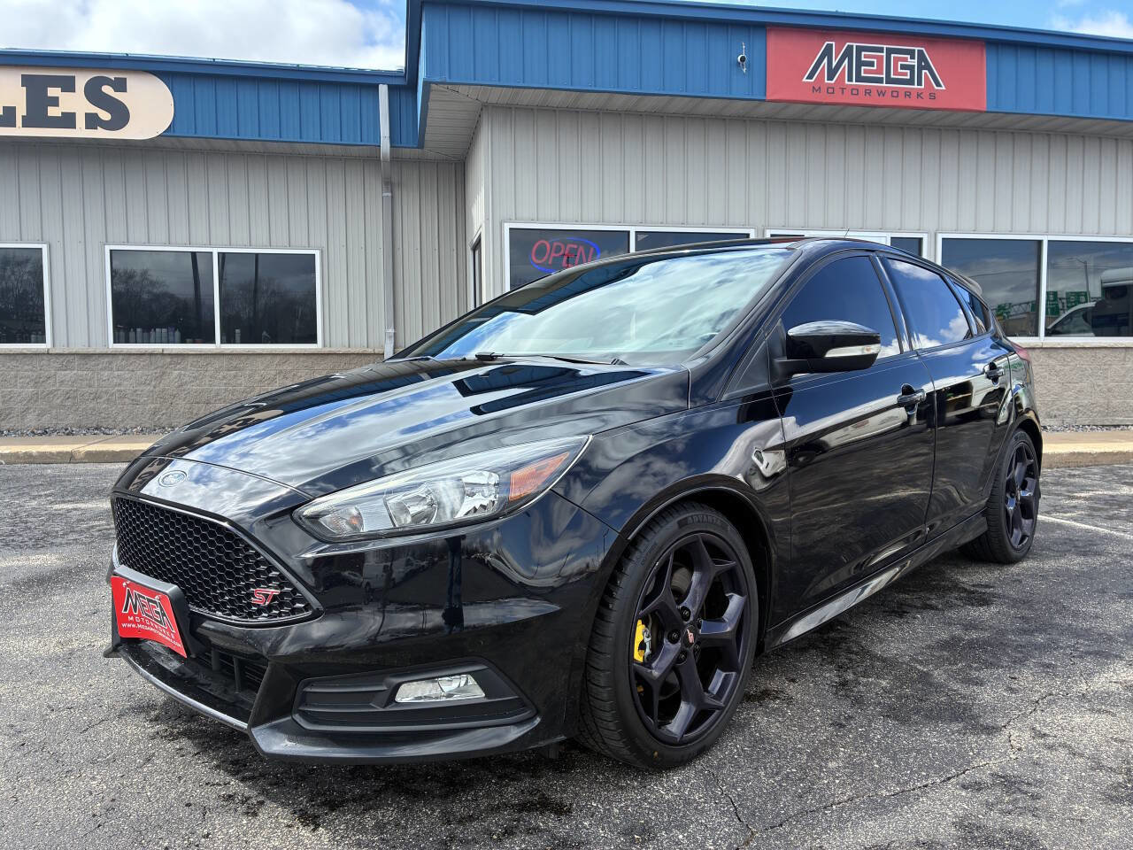 Used 2017 Ford Focus ST image 2