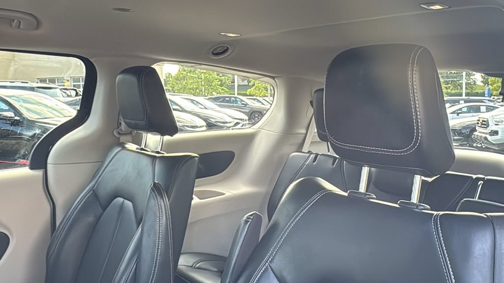 Used 2023 Chrysler Pacifica Touring-L FWD image 27