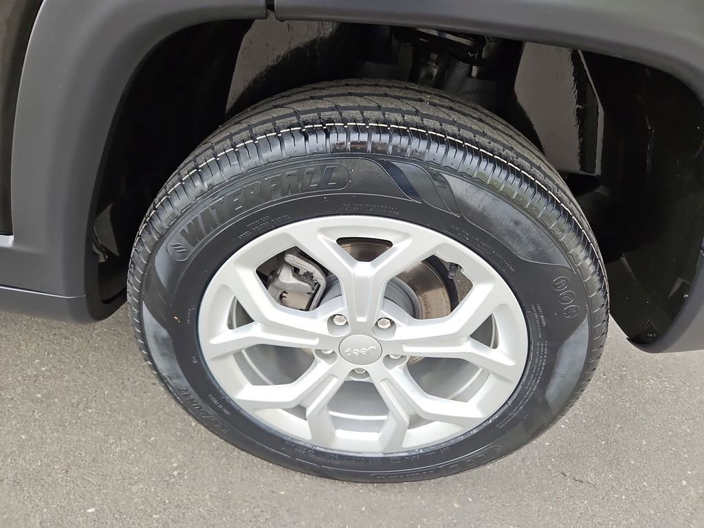 Used 2024 Jeep Compass Latitude image 29