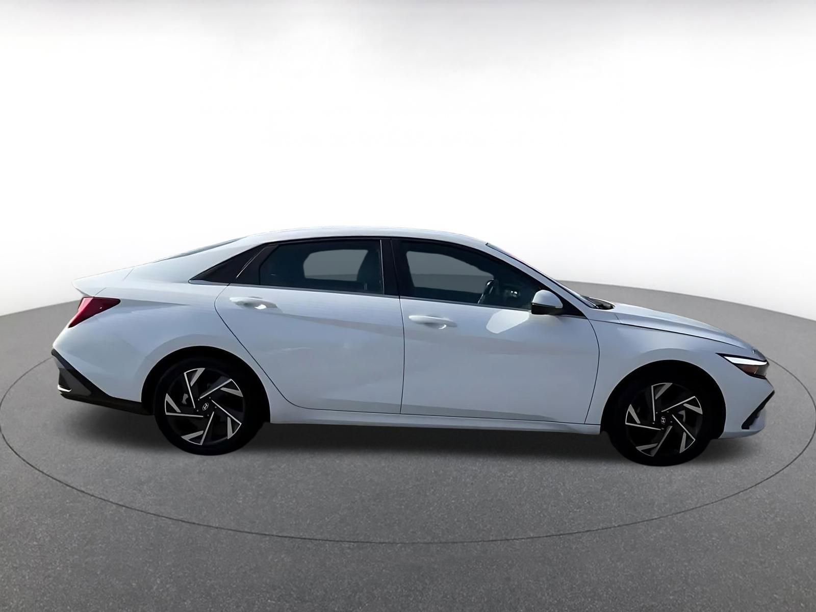 Used 2025 Hyundai Elantra Limited image 16