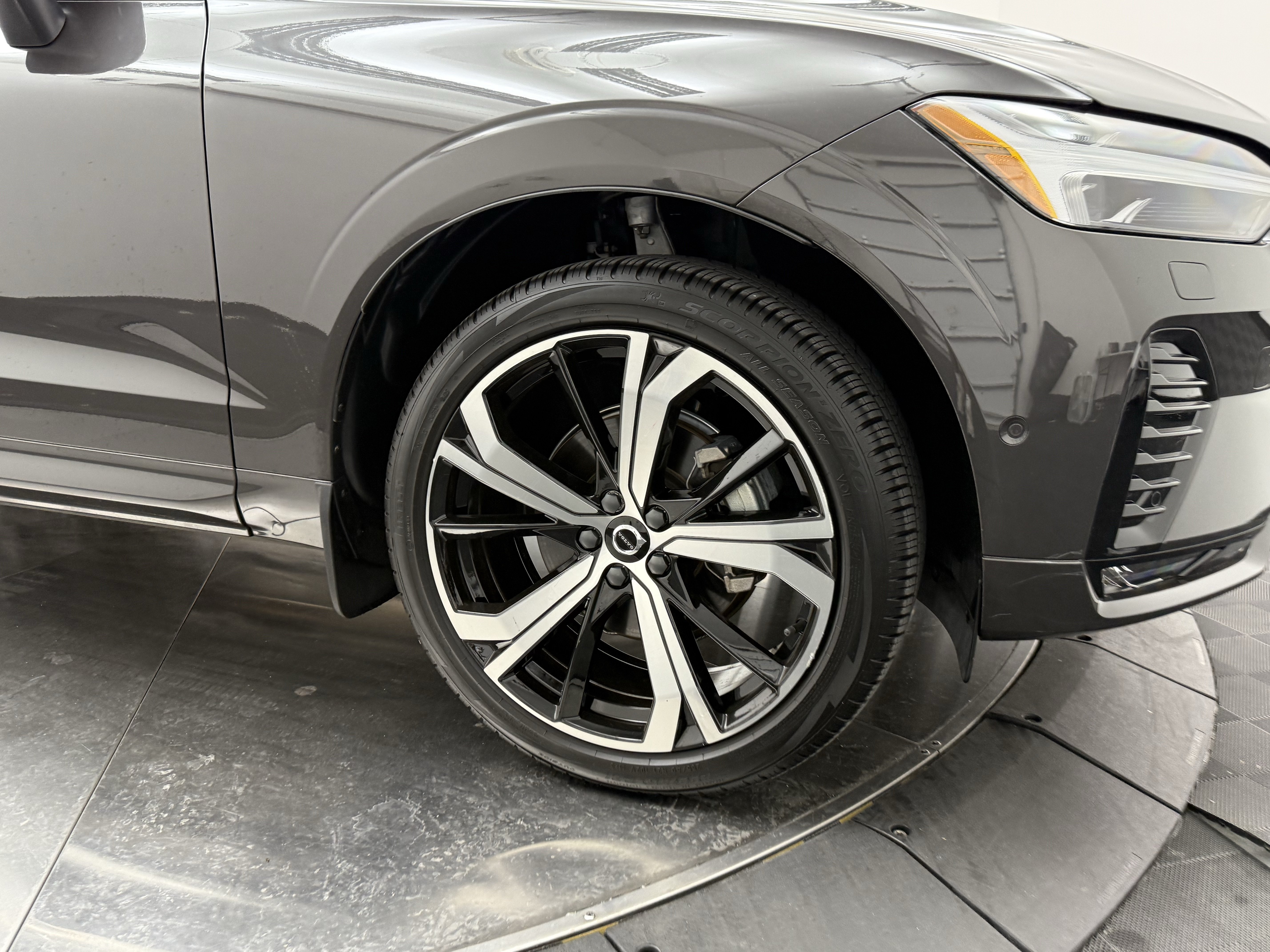 Certified 2024 Volvo XC60 B5 Ultimate w/ Protection Package Premier AWD/4WD image 9