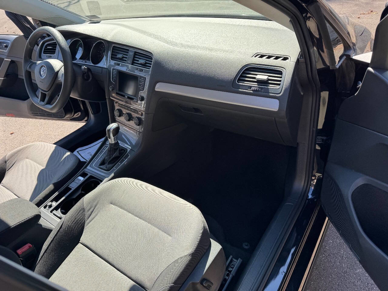 Used 2016 Volkswagen e-Golf SE w/ DC Fast Charging Package FWD image 16
