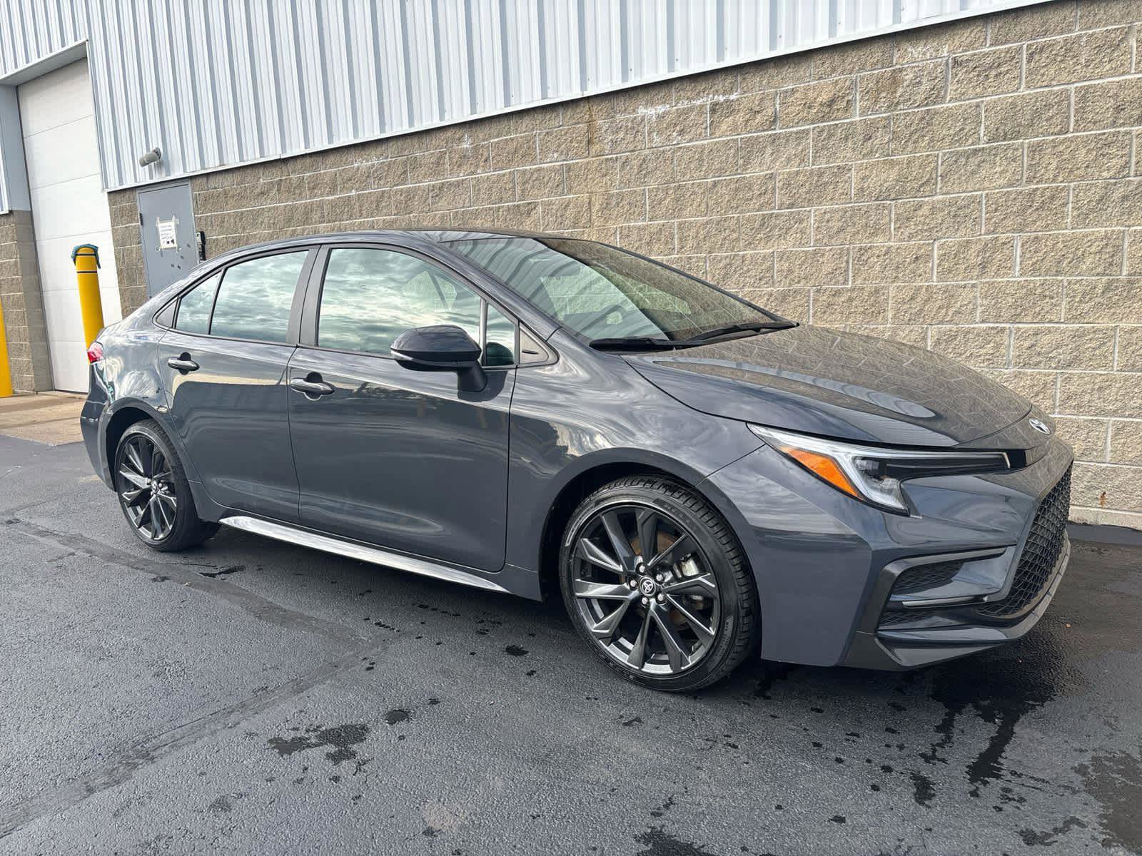 Used 2024 Toyota Corolla SE image 2