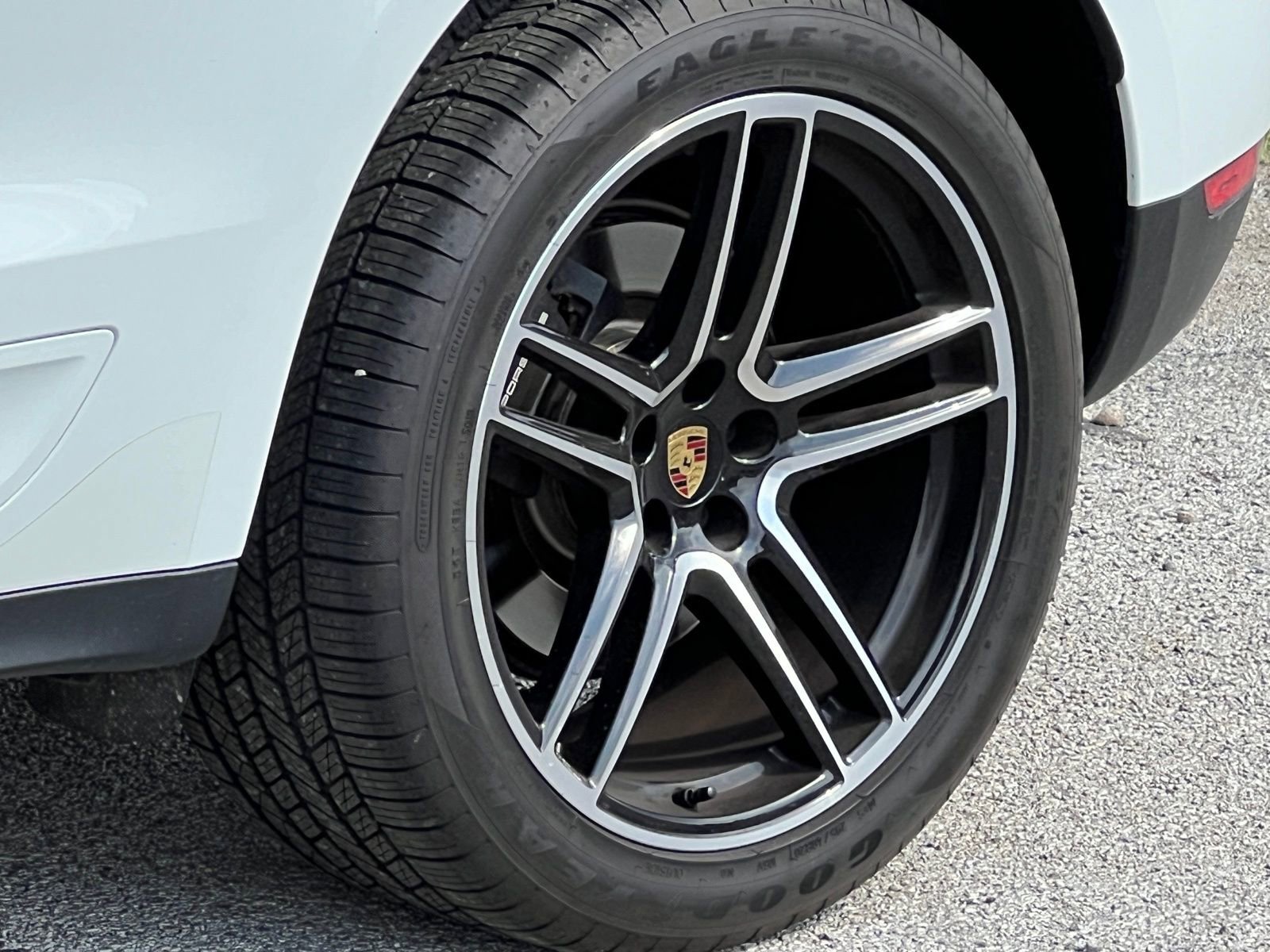 Certified 2020 Porsche Macan image 12