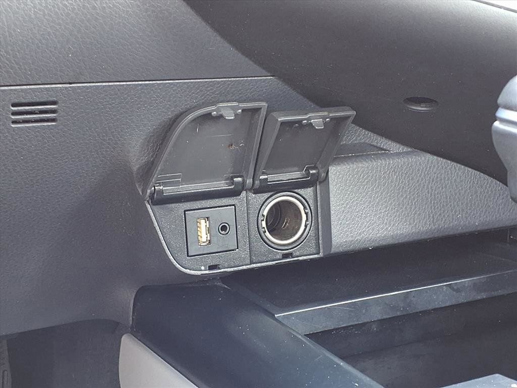 Used 2019 Toyota Camry SE w/ Convenience Package FWD image 10