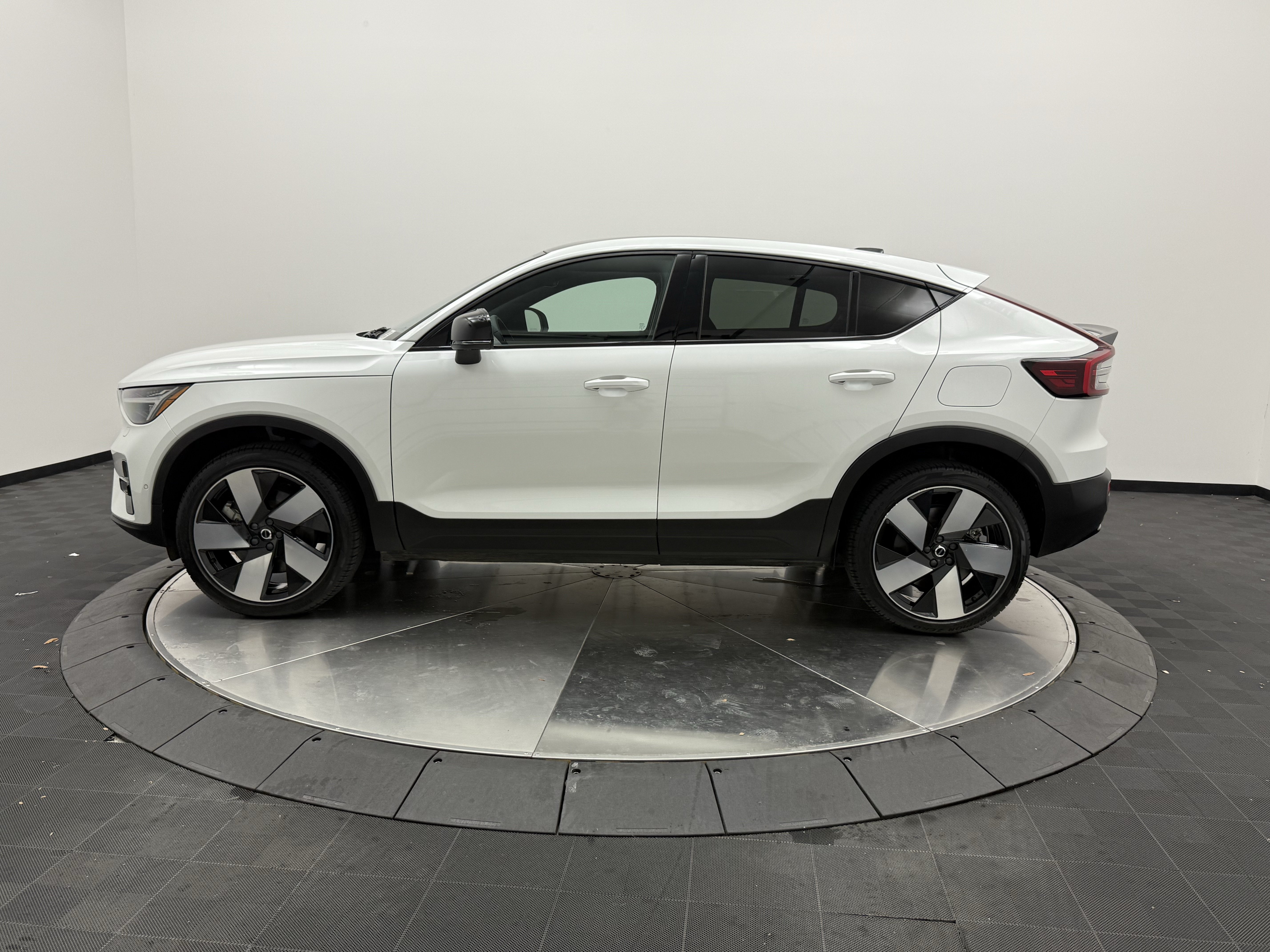 Certified 2023 Volvo C40 P8 Recharge Ultimate AWD/4WD image 4