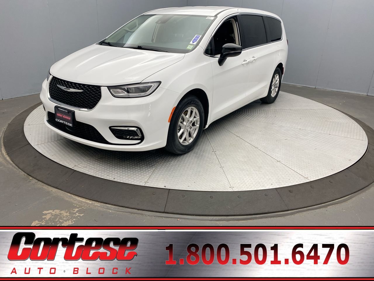 Used 2024 Chrysler Pacifica Touring-L FWD image 1