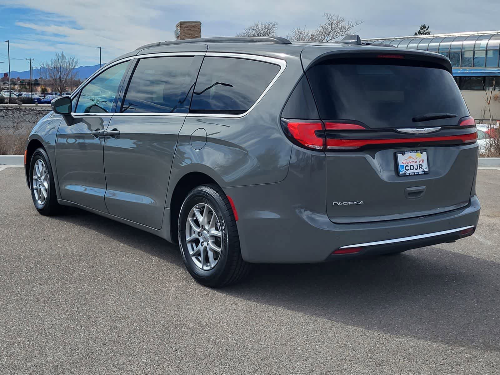 Used 2021 Chrysler Pacifica Touring FWD image 7