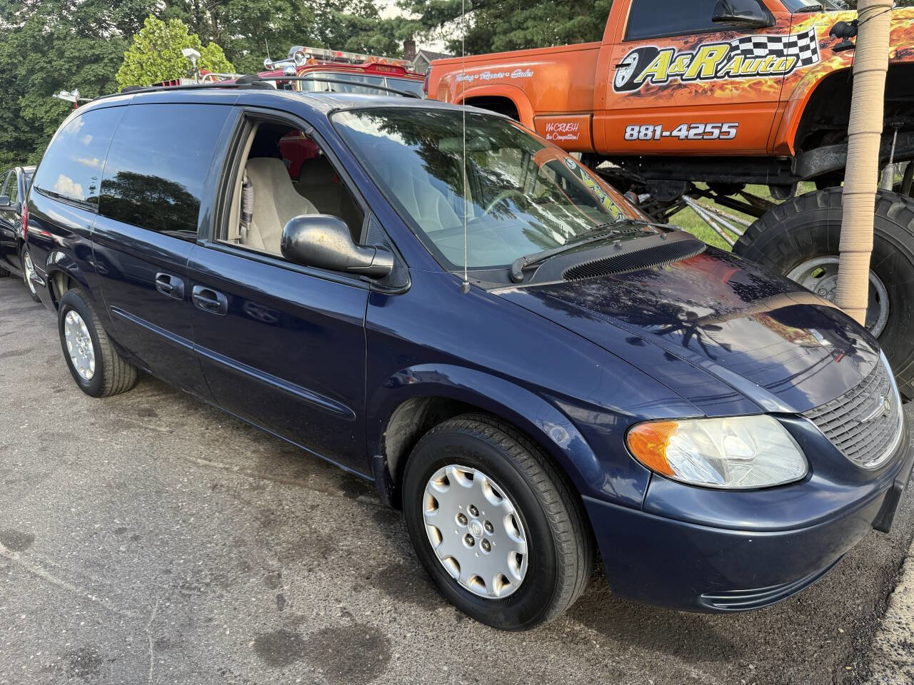 Used 2003 Chrysler Town & Country LX FWD image 2