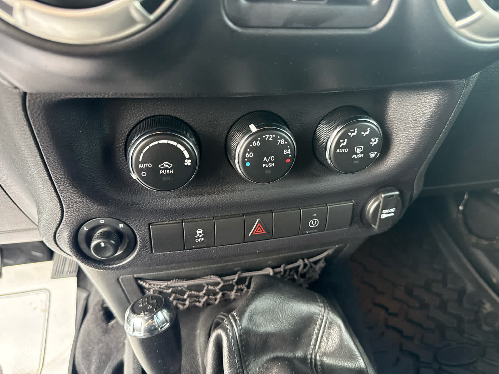 Used 2016 Jeep Wrangler Unlimited Sahara w/ Connectivity Group AWD/4WD image 18