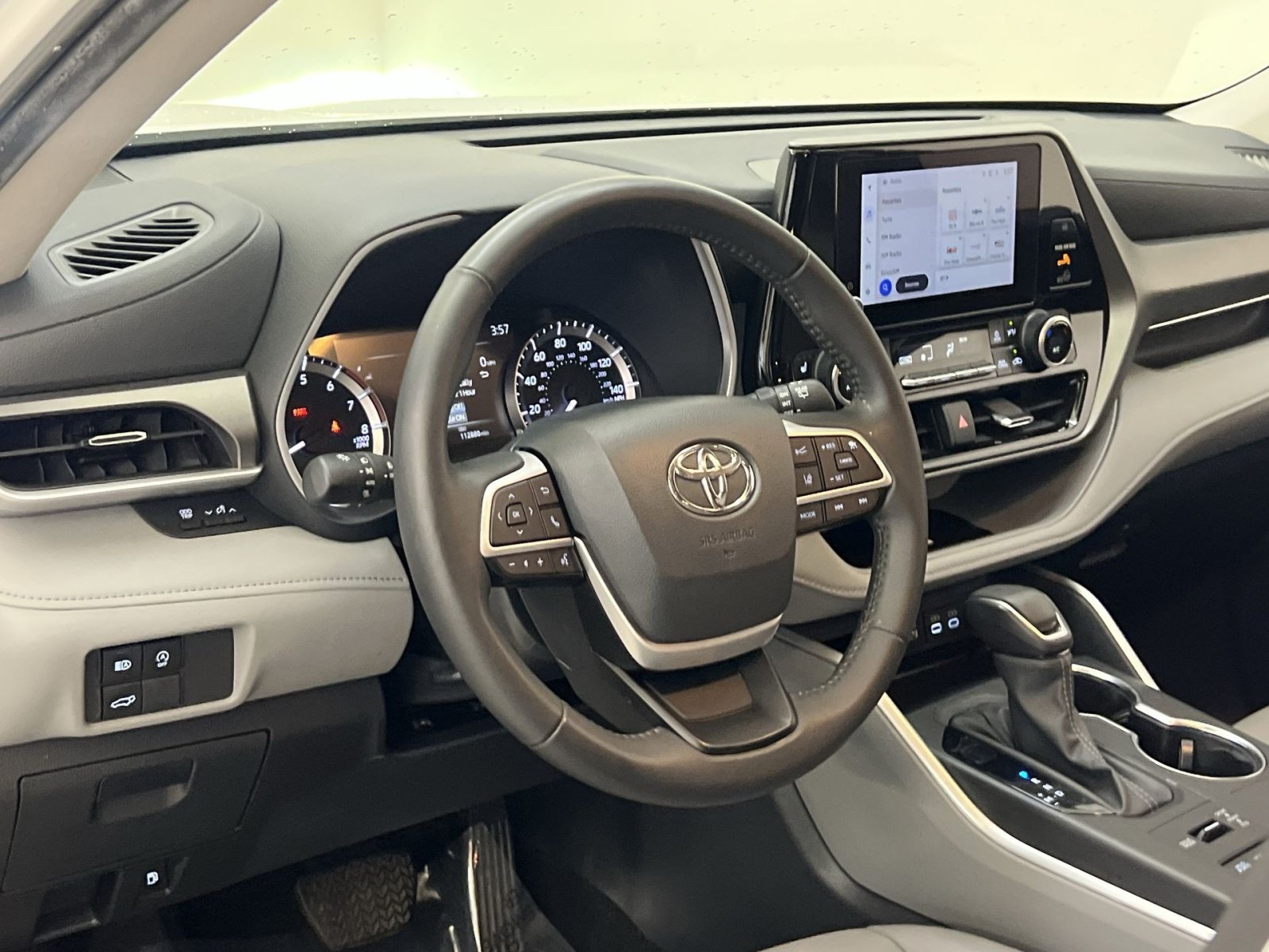 Used 2024 Toyota Highlander XLE AWD/4WD image 15