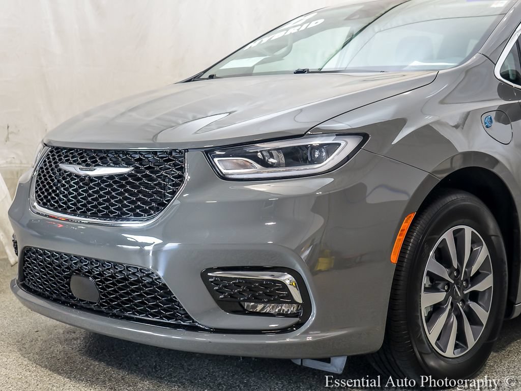 Used 2022 Chrysler Pacifica Touring-L FWD image 3