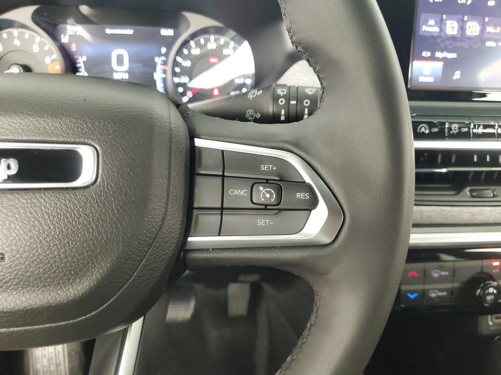 Used 2025 Jeep Compass Latitude AWD/4WD image 25
