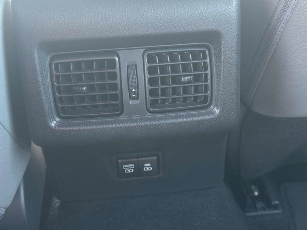Used 2025 Toyota Camry SE FWD image 15