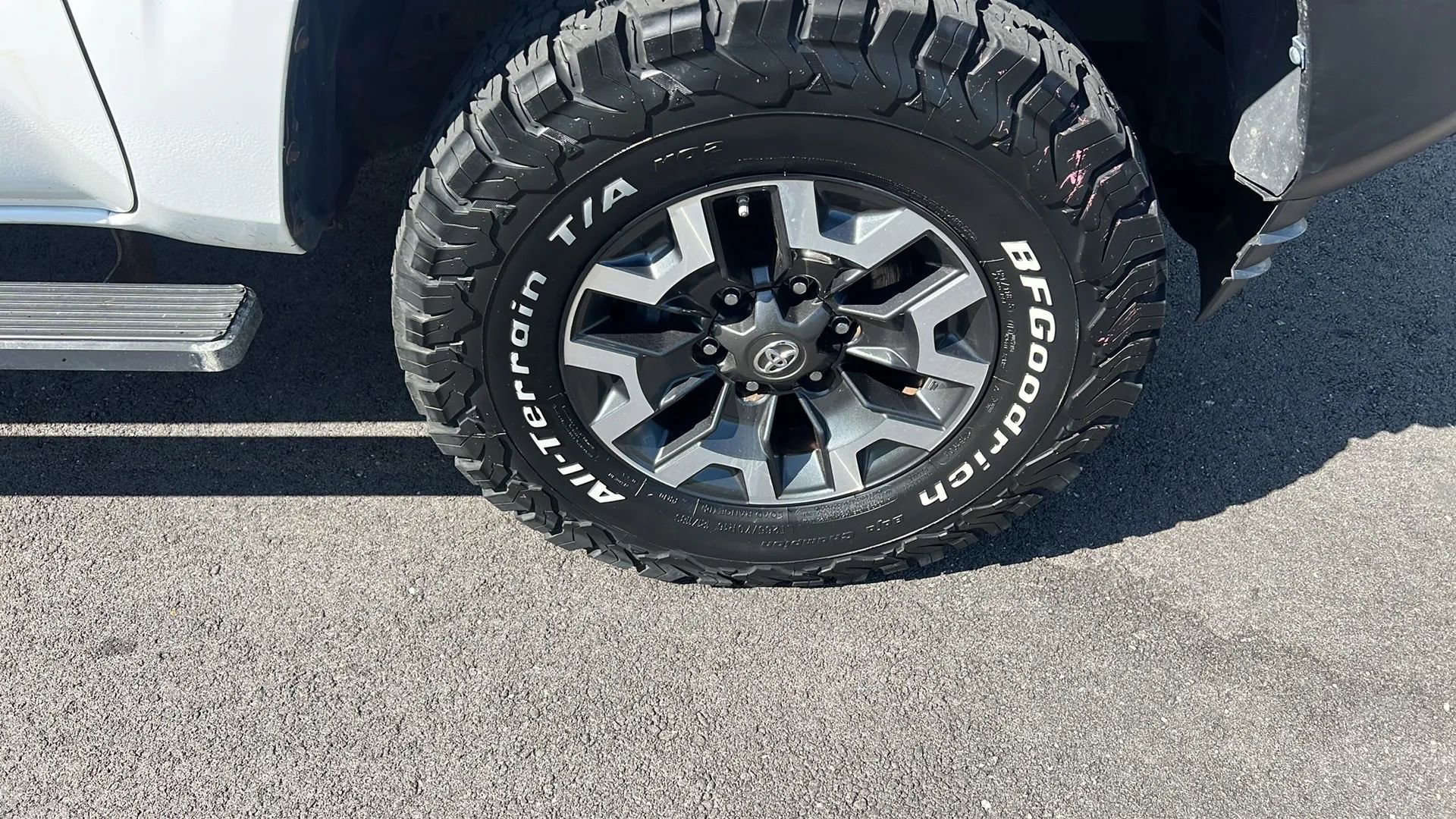 Used 2017 Toyota Tacoma SR image 32