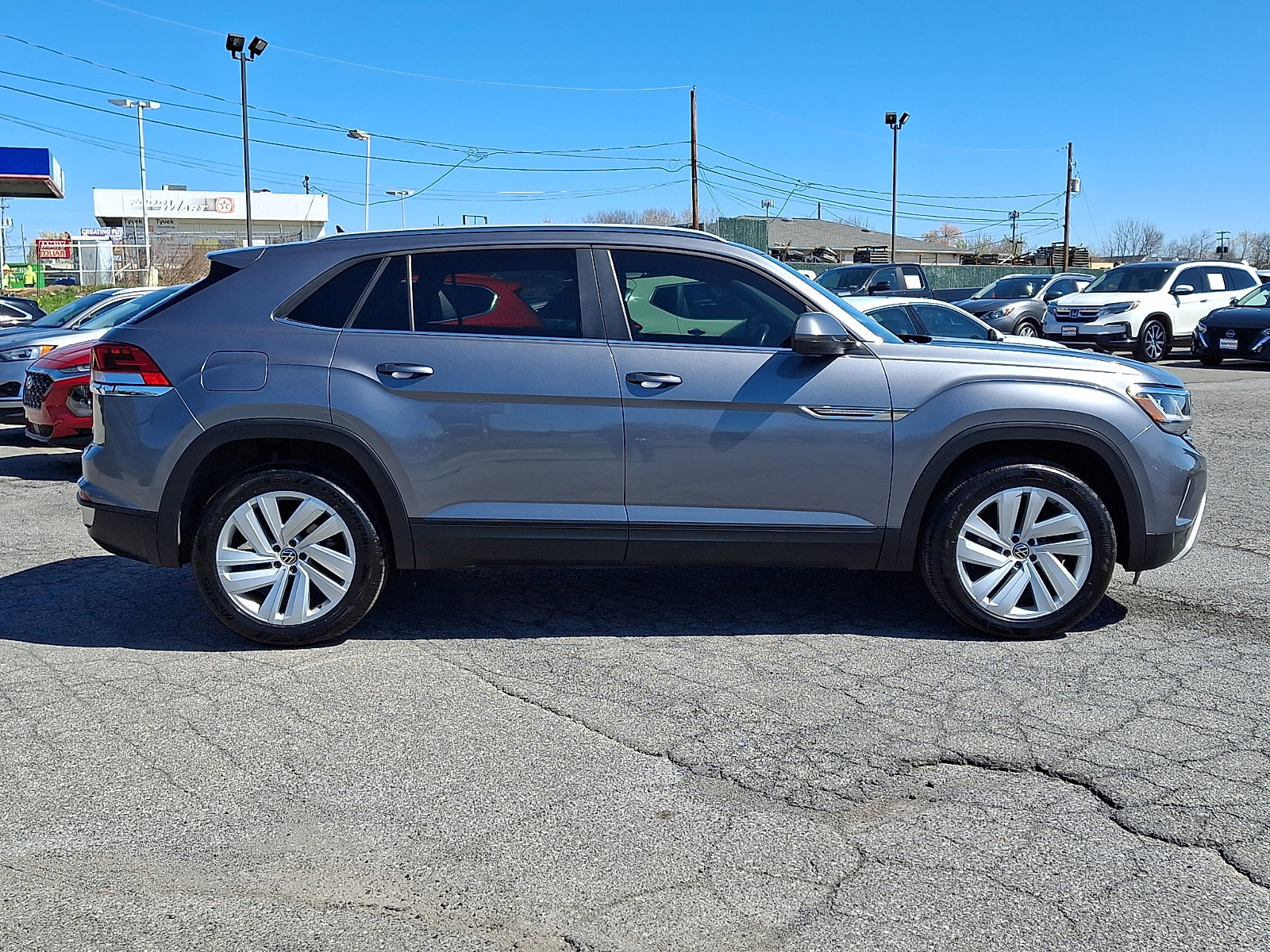Used 2020 Volkswagen Atlas Cross Sport SE w/ Towing Package image 7