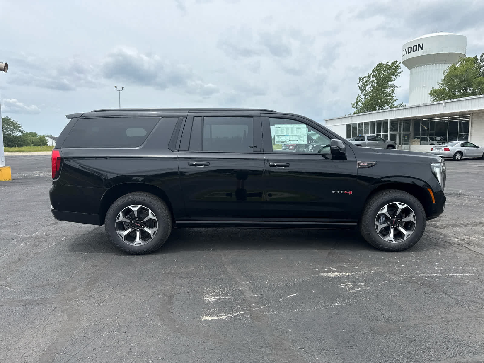 New 2026 GMC Yukon XL AT4 Ultimate w/ LPO, Floor Liner Package AWD/4WD image 6