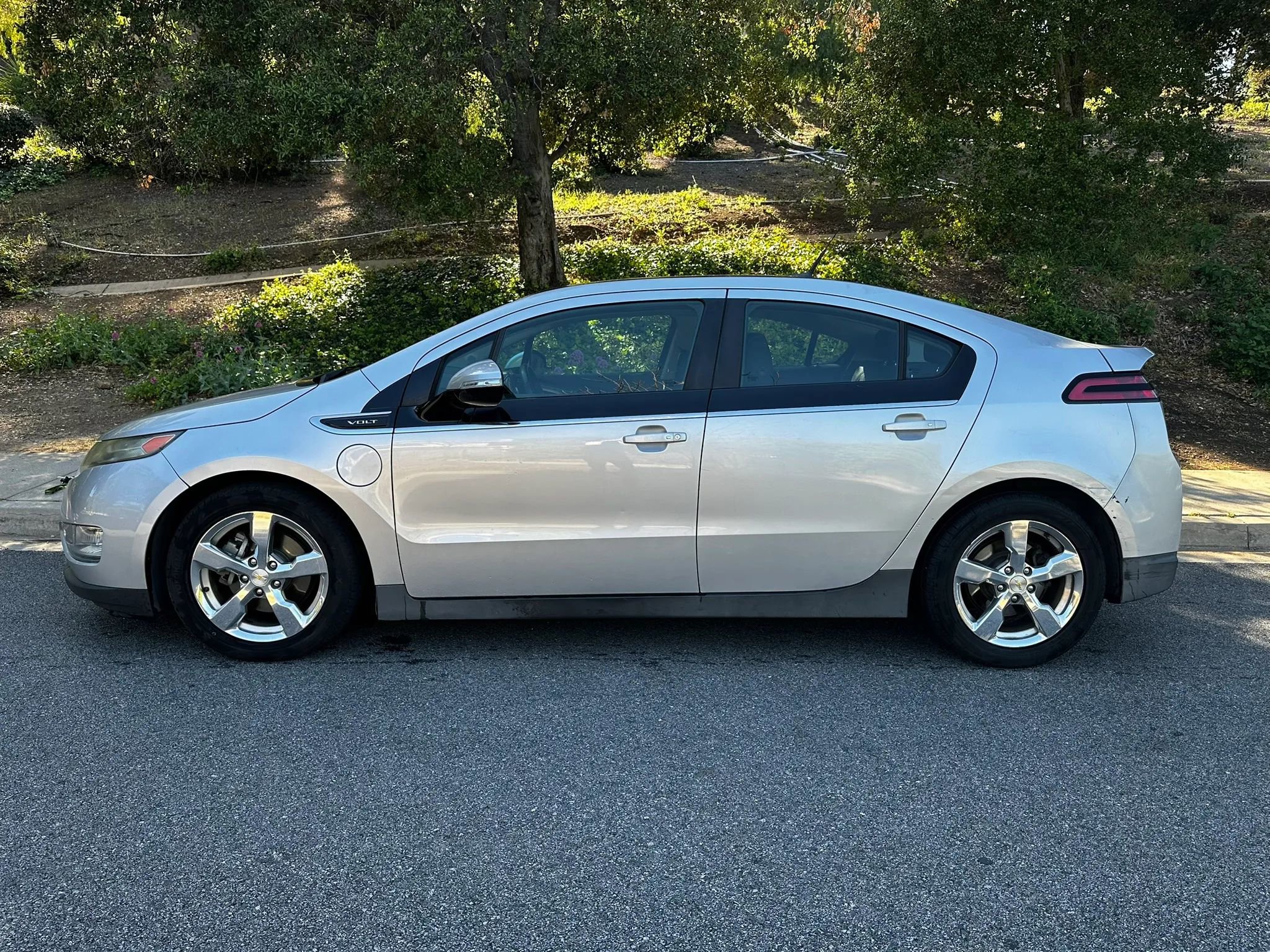 Used 2012 Chevrolet Volt Premium w/ Premium Trim Package image 2