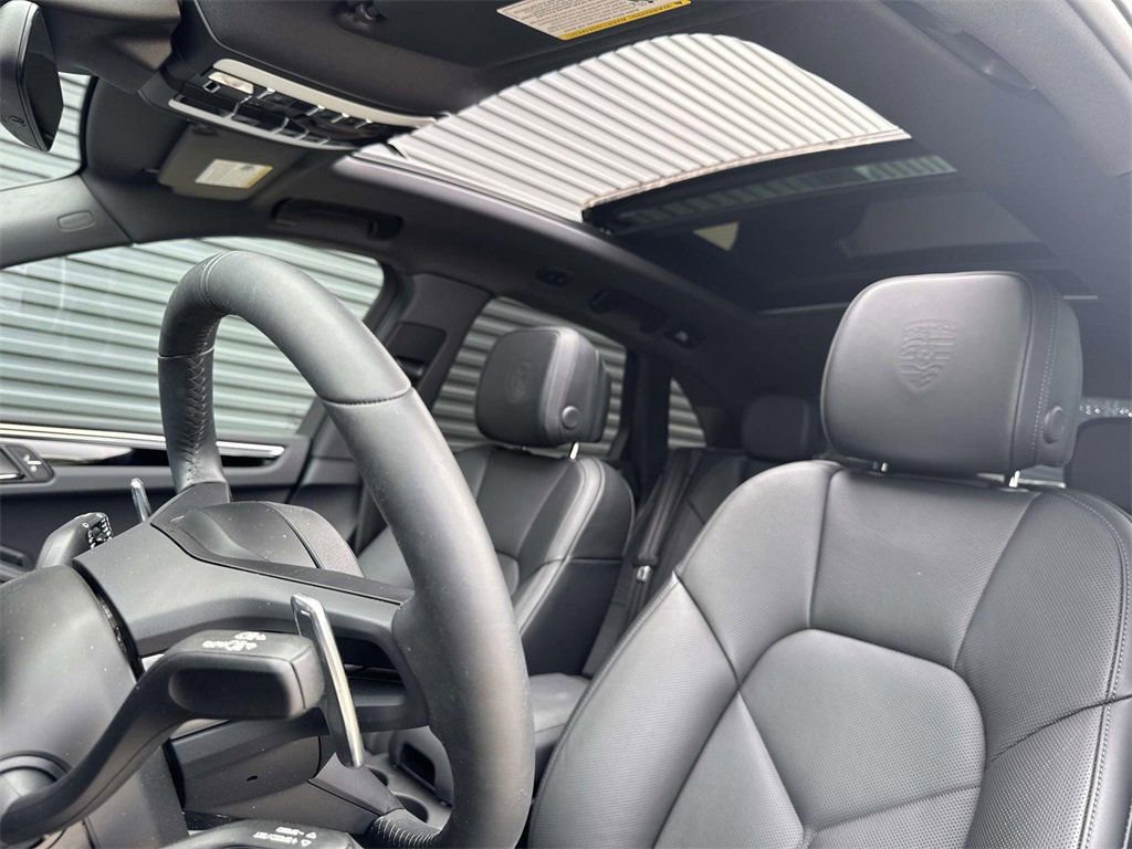Certified 2025 Porsche Macan Turbo image 5