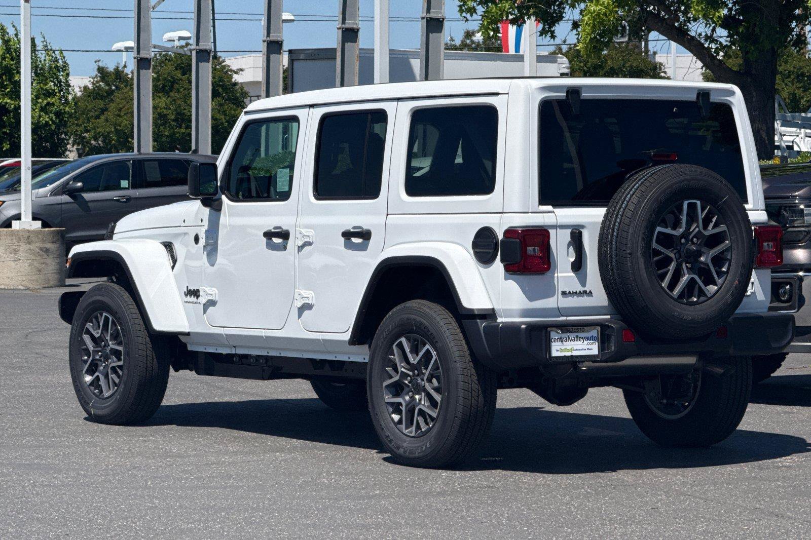 New 2026 Jeep Wrangler Unlimited Sahara AWD/4WD image 6