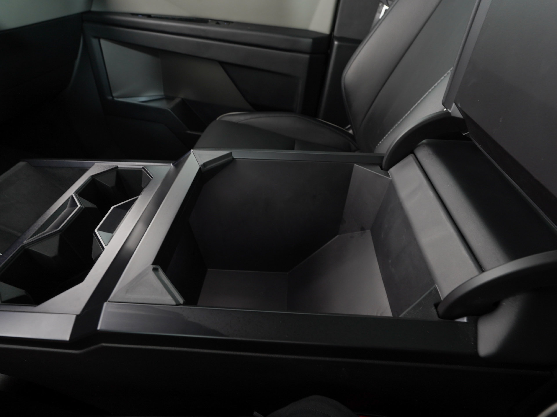 Used 2025 Tesla Cybertruck AWD Crew Cab image 33